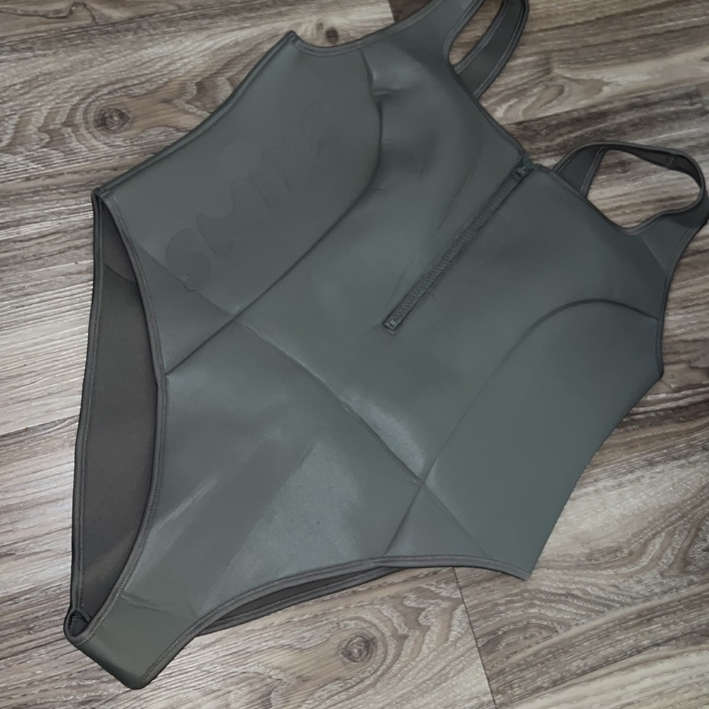 SKIMS RUBBERIZED SCUBA SWIM SCOOP NECK ONE gray chalk - Picture 6 of 8